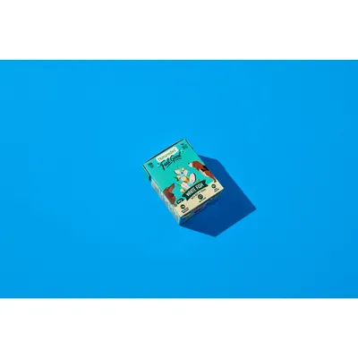 Box labelled 'Feel Good White Fish' with icons for natural ingredients, no added sugar, and grain free. Product packaging shown on blue background.