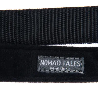 Nomad Tales München. Bande tissée noire avec étiquette brodée.