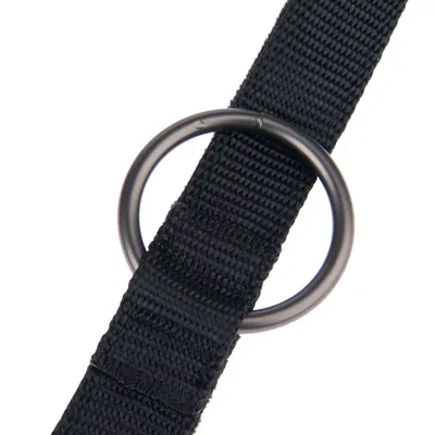 Gros plan sur une sangle en nylon noire avec un anneau métallique robuste, adaptée pour fixations ou accessoires.