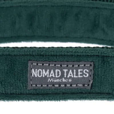 Nomad Tales München. Ετικέτα σε πράσινο υφασμάτινο περιλαίμιο.