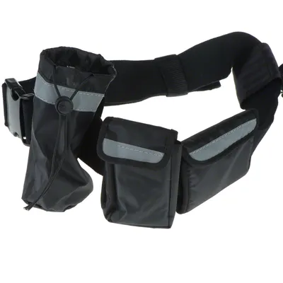 Čierny opasok s tromi vreckami a reflexnými pásikmi, plastová pracka na zapínanie, nastaviteľný popruh. Materiál: textil a plast.