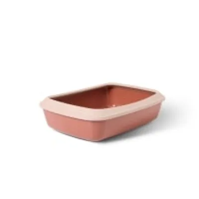 Lettiera rettangolare in plastica rosa con bordo superiore beige, senza coperchio o accessori visibili.