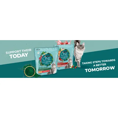 Purina ONE DualNature suha hrana za mačke, dvije vrećice s mačkom ispred. Tekst na engleskom: Support their today, Taking steps towards a better tomorrow.