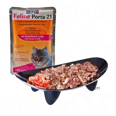 Feline Porta 21 natvoer voor katten, tonijnvlees met kreeft in gelei, 100 g zakje en portie vlees op zwarte voerbak zichtbaar.