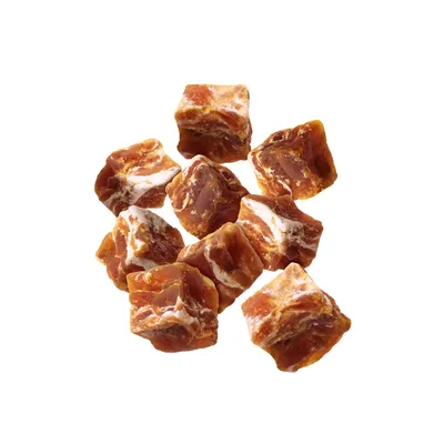Mehrere kleine Würfel aus getrocknetem Fleisch mit weisslichen Streifen, geeignet als Snack oder Belohnung.