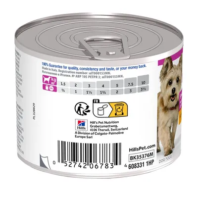 Lata de comida para cão Hill's. Tabela de doses diárias por peso: 1,5 kg – ¾, 2 kg – 1, 3 kg – 1½, 4 kg – 1¾, 7,5 kg – 2, 10 kg – 3½. Código de barras e morada do fabricante visíveis.