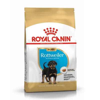 Zak Royal Canin Puppy Rottweiler hondenvoer, afbeelding van een Rottweiler pup en brok, tekst: 'Up to 18 months old', Engelse productinformatie zichtbaar op verpakking.