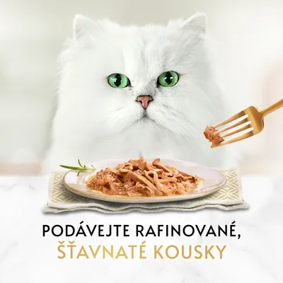 Bílá kočka za talířem s masovými kousky, zlatá vidlička drží porci. Text: Podávejte rafinovaně, šťavnaté kousky.