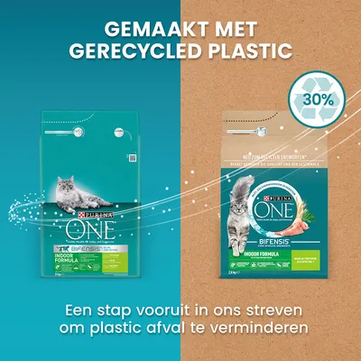 Purina ONE Indoor Formula kattenvoer, verpakking met tekst: Gemaakt met gerecycled plastic, 30%. Een stap vooruit in ons streven om plastic afval te verminderen.