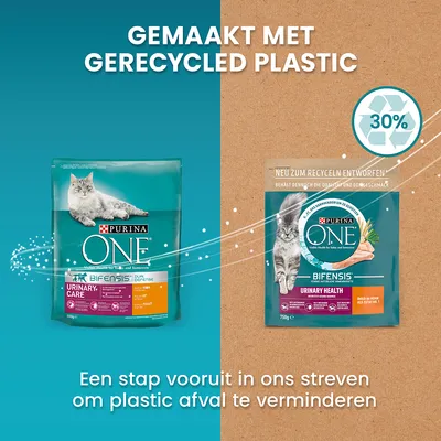 Purina ONE Bifensis Urinary Care kattenvoer, verpakking met kat en tekst: Gemaakt met gerecycled plastic, 30%. Een stap vooruit in ons streven om plastic afval te verminderen.