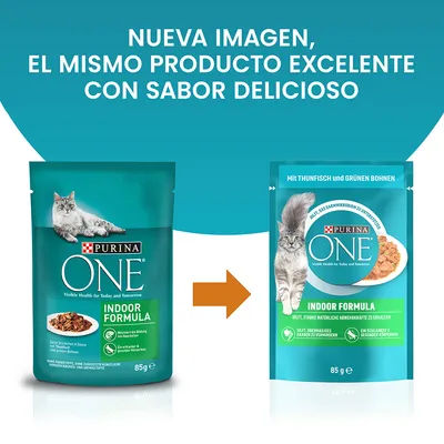Comparación de dos envases de Purina ONE Indoor Formula 85 g para gatos, con texto: 'Nueva imagen, el mismo producto excelente con sabor delicioso'. Flecha indica cambio de diseño. Comparación de dos envases de Purina ONE Indoor Formula 85 g para gatos, con texto: 'Nueva imagen, el mismo producto excelente con sabor delicioso'. Flecha indica cambio de diseño.