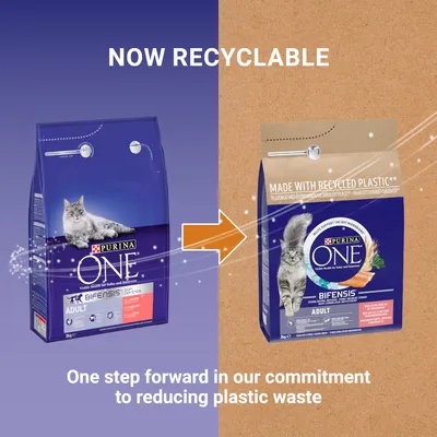 Packaging change from standard to recyclable with recycled plastic for Purina One Bifensis Adult. Text: Now recyclable. One step forward in our commitment to reducing plastic waste.