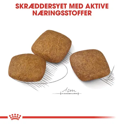Tre firkantede foderpiller med tekst: SKRÆDDERSYET MED AKTIVE NÆRINGSSTOFFER. Størrelsesangivelse: 1 cm vist under pillerne.