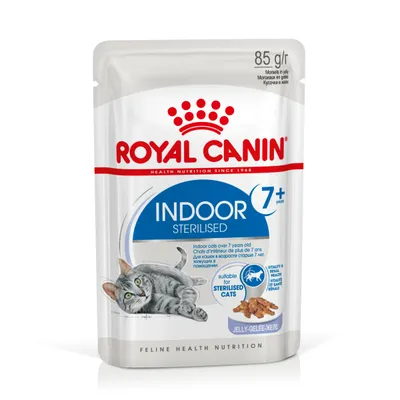 Royal Canin Indoor Sterilised 7+ år, 85 g. Tekst: suitable for sterilised cats, jelly-gelee. Billede af kat og foderstykker i gelé. Synlig tekst på engelsk og andre sprog.