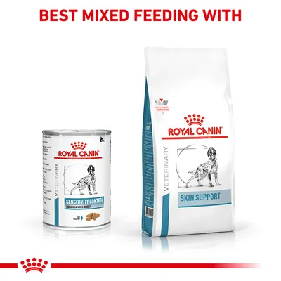Δύο προϊόντα Royal Canin: κονσέρβα Sensitivity Control Chicken with Rice και σακί Skin Support, με σκύλο στην ετικέτα. Κείμενο στα αγγλικά: BEST MIXED FEEDING WITH.
