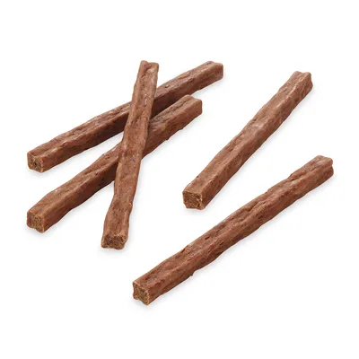 Pet smeđih snack štapića od prešanog mesa, duguljastog i ravnomjernog oblika.