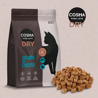 Cosma Pure Love Dry Salmon and Chicken macskaeledel csomagolás, mellette száraztáp darabok. Látható: 100% grain-free recipe, high meat share fresh meat, only selected ingredients.