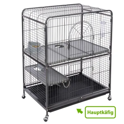 Metallkäfig mit zwei Ebenen, Rampen und Futterbereich. Beschriftung 'Hauptkäfig' mit grünem Pfeil.