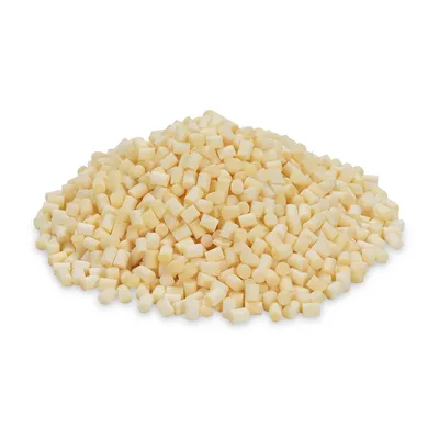 Haufen kleiner, cremefarbener Futterpellets. Produktbeschreibung für Tiernahrung.