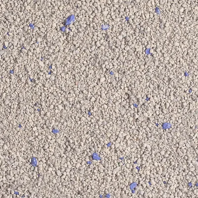 Vue rapprochée de litière pour chat composée de granulés beiges avec des grains bleus visibles. Aucun emballage ou marque n’est présent sur l’image.