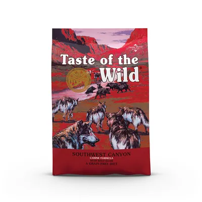 Zak hondenvoer Taste of the Wild Southwest Canyon, Canine Formula with Wild Boar, A Grain-Free Diet. Illustratie van wolven in rood landschap op de verpakking.