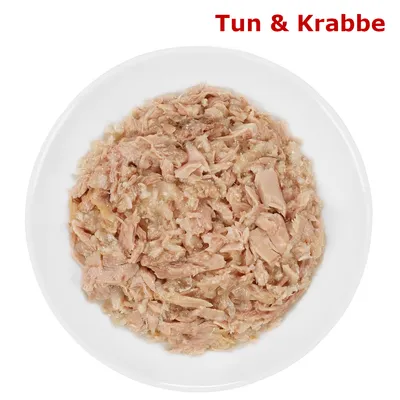 Hvid tallerken med vådfoder, synlige stykker tun og krabbe. Tekst øverst: Tun & Krabbe.