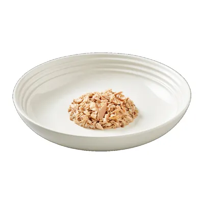 Порция накъсана месна храна в бяла керамична купа, без видими марки или текст.