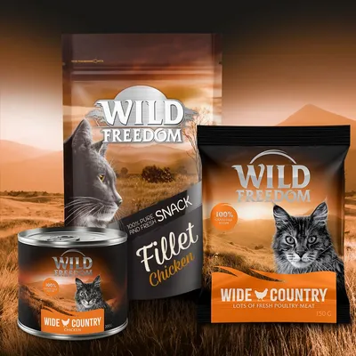 Tre confezioni di cibo per gatti Wild Freedom: snack Fillet Chicken, lattina Wide Country Chicken 200 g e busta Wide Country Lots of Fresh Poultry Meat 150 g. Immagini di gatto e paesaggio.
