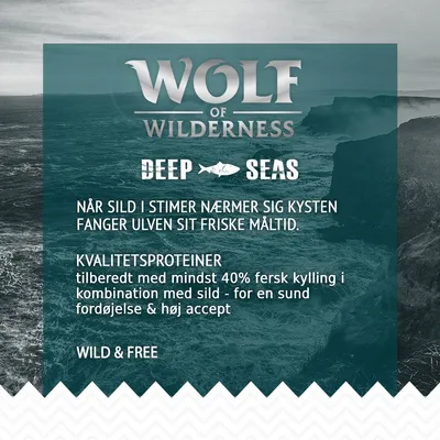 Wolf of Wilderness Deep Seas. Kvalitetsproteiner tilberedt med mindst 40 % fersk kylling og sild for sund fordøjelse og høj accept. Wild & Free. Tekst på engelsk og dansk.