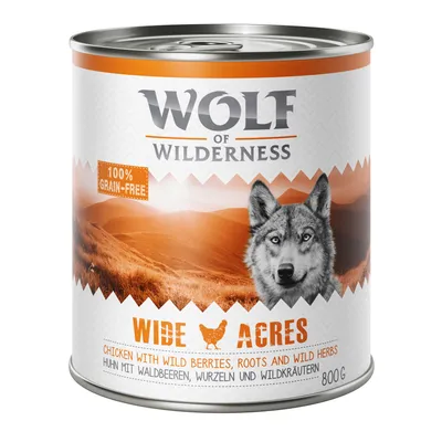 Lata de Wolf of Wilderness Wide Acres, 800 g, 100% grain-free. Pollo con bayas silvestres, raíces y hierbas. Texto en inglés y alemán visible en la etiqueta.
