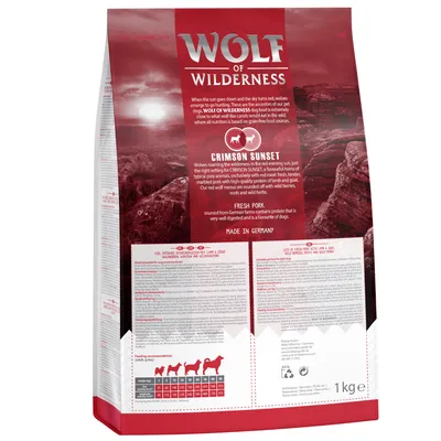 Balení Wolf of Wilderness Crimson Sunset, 1 kg. Viditelný text: FRESH PORK, MADE IN GERMANY. Tabulka krmných dávek podle hmotnosti psa. Anglický popis složení a doporučení ke krmení.
