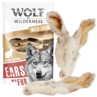 Wolf of Wilderness Ears with Fur, opakowanie z wizerunkiem wilka i widocznymi suszonymi uszami z futrem obok. Tekst: Wild Chew, Meadow Grounds.