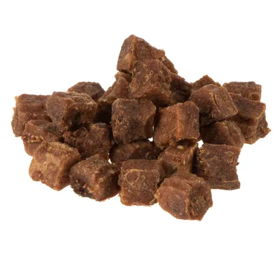 Gustări pentru câini, maro, în formă de cub, din carne uscată. Textură vizibilă și dimensiune compactă.