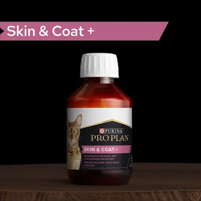 Botella de suplemento para gatos Purina Pro Plan Skin & Coat +. Etiqueta con texto en inglés: ayuda a la salud de la piel y el brillo del pelaje. Imagen de un gato en la etiqueta.