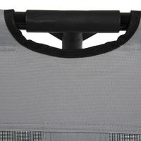 Vista dettagliata di un tessuto grigio con manico in plastica nera e rete sul bordo inferiore.