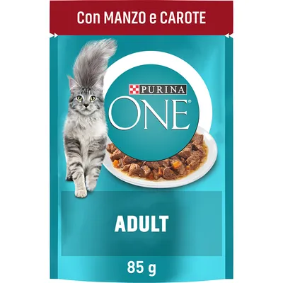 Purina ONE ADULT, 85 g, con manzo e carote. Immagine di un gatto grigio e piatto con bocconcini in salsa.