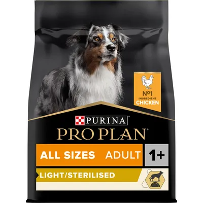 Purina Pro Plan All Sizes Adult 1+ Light/Sterilised koiranruokapakkaus, pääainesosa kana, kuvassa aikuinen koira ja tekstiä englanniksi pakkauksessa.