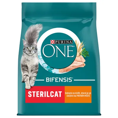 Balenie Purina ONE Bifensis Sterilcat, viditeľný obrázok mačky, kuracie mäso, obilie a bylinky. Text: STERILCAT, bohaté na KURE, ktoré je ve složení na PRVNÍM MÍSTĚ.