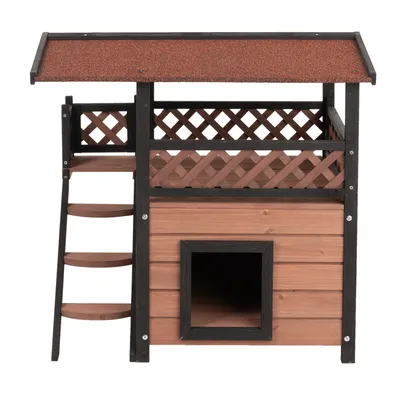 Casa para mascotas de madera con dos niveles, escalera, balcón y techo rojo. Nivel inferior con entrada, nivel superior con barandilla.