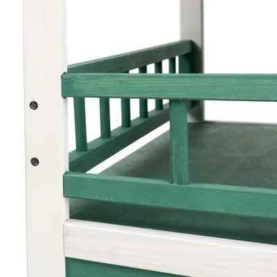 Struttura in legno verde e bianca con elementi a griglia, adatta per mobili o accessori.