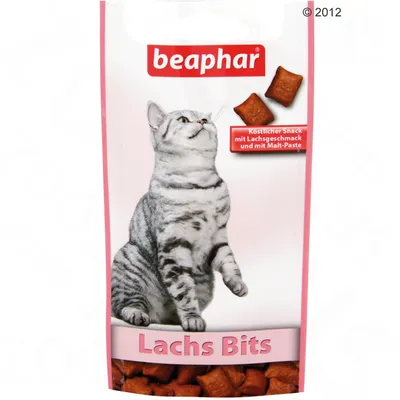 Опаковка beaphar Lachs Bits с изображение на котка и хапки. Видим текст: „Köstlicher Snack mit Lachsgeschmack und mit Malt-Paste“. Опаковка beaphar Lachs Bits с изображение на котка и хапки. Видим текст: „Köstlicher Snack mit Lachsgeschmack und mit Malt-Paste“.
