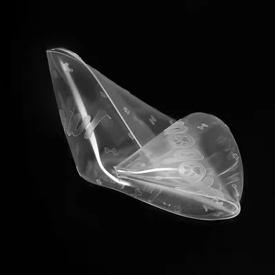 Gennemsigtig plastikpose med tryk af knogler og poter samt teksten 'woof'.