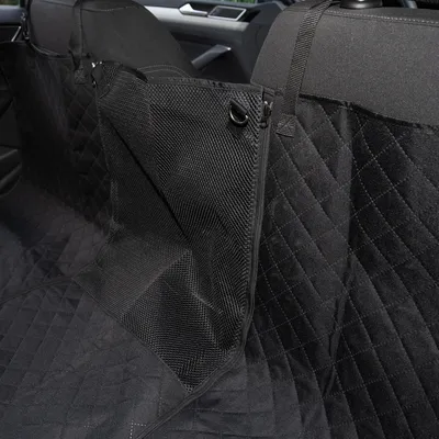 Schwarze Autositzabdeckung mit gestepptem Design und Netztrennwand, befestigt an Kopfstützen. Schutz für Rücksitze sichtbar.