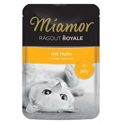 Miamor Ragout Royale s kuřetem v jemných kouscích, v želé. Na obalu je ležící kočka.