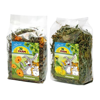 Sachet de foin avec fleurs, étiquette JR Farm, texte visible : 'Frisch von unserem Hof!', 'Blütenwiese', illustration d’un lapin et d’un hamster avec des fleurs jaunes.