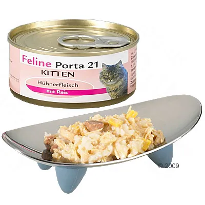 Feline Porta 21 Kitten -kana-riisi kissanruoka. Purkki ja annos ruokaa metallivadilla. Teksti: Hühnerfleisch mit Reis.