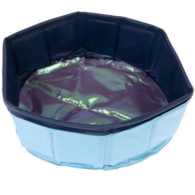 Opvouwbaar zwembad voor huisdieren, zeshoekig ontwerp, lichtblauw met donkerblauwe binnenkant, gemaakt van kunststof. Geen merknaam of tekst zichtbaar.