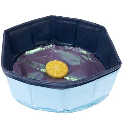 Opvouwbaar blauw kunststof zwembad met donkerblauwe binnenkant en een geel speelgoed in de vorm van een citroen op de bodem.