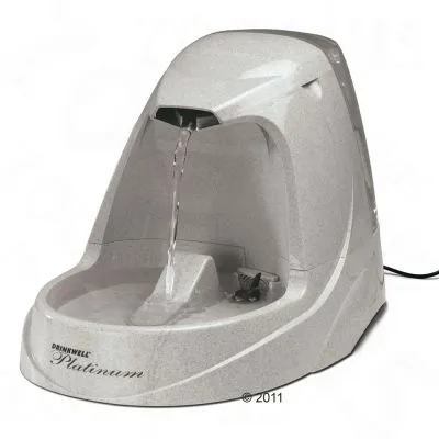 Fontanella per animali Drinkwell Platinum in plastica grigia con getto d'acqua e scritta visibile 'Drinkwell Platinum' sulla base.