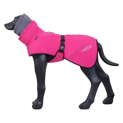 Rukka hundejakke i pink med justerbart bælte og grå krave, vist på sort hundemannequin.